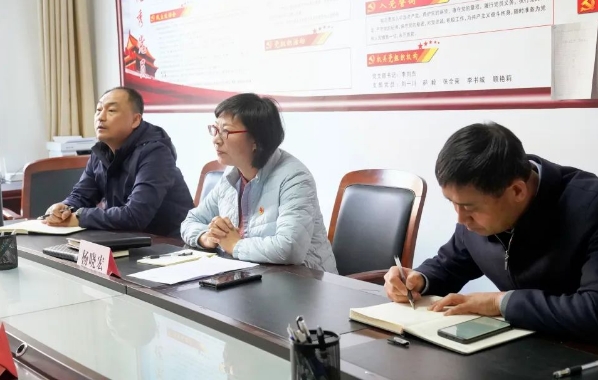 忻州偏关县委书记杨晓宏在信访局接待信访群众