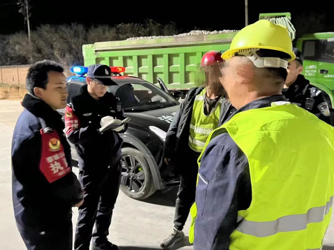 长治黎城：“显眼包”插队惹纠纷，民警来“整队”