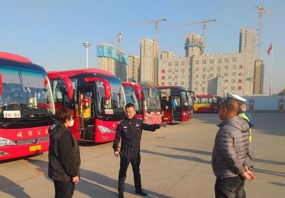 临汾公安交警走进辖区客运企业开展冬季交通安全宣传警示教育活动