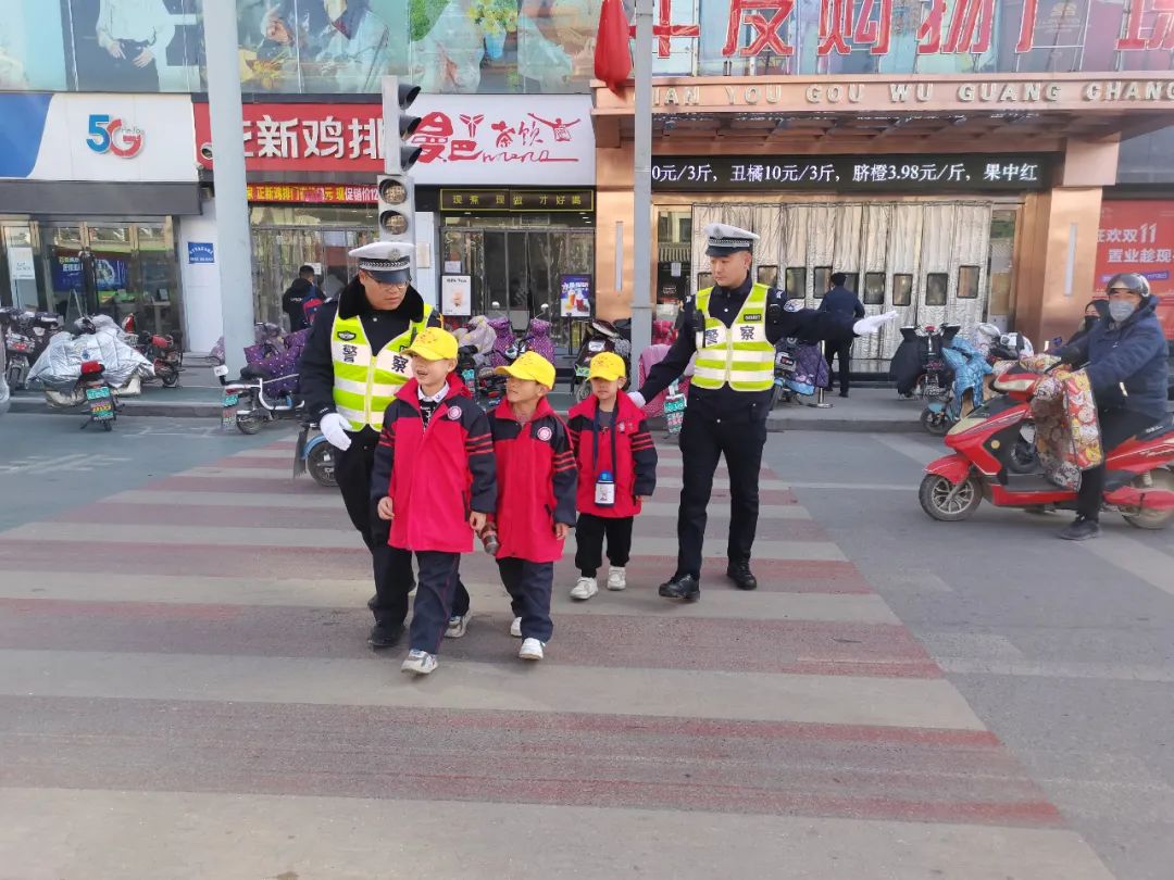 长治壶关公安：用心站好“护学岗” 警察蜀黍不缺席