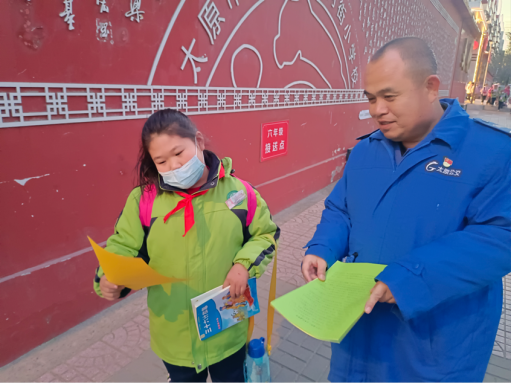 太原万柏林区和平街道联合市公交一公司开展122交通安全日宣传活动