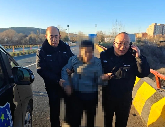 太离谱了! 一男子醉卧桥边