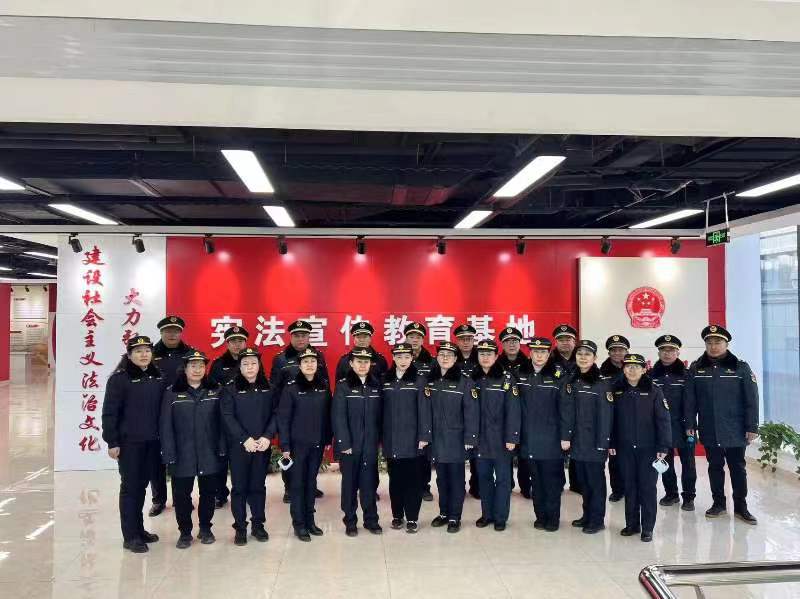 太原市城管执法队：开展宪法日宣传  做忠诚的法律践行者和守护者
