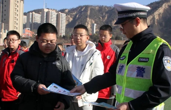 临汾公安交警走进辖区校园开展冬季交通安全宣传教育活动  让平安路上“警”相伴
