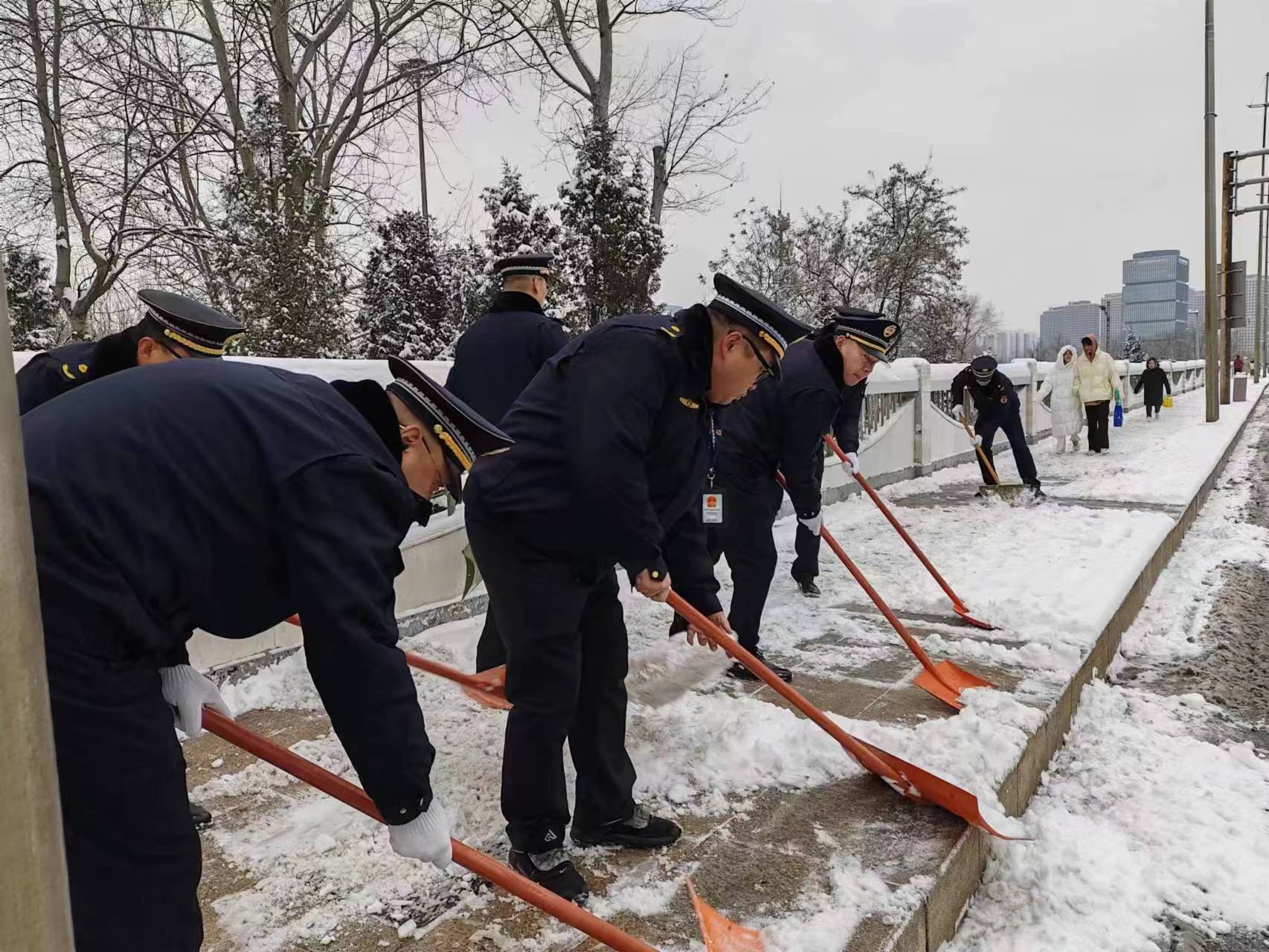 太原市城管执法部门开启扫雪除冰模式守护群众脚下的安全
