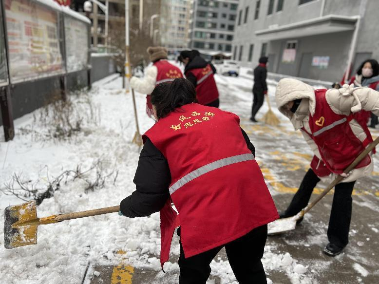 太原万柏林区长风西街街道：闻雪而动除冰忙  银装素裹志愿红