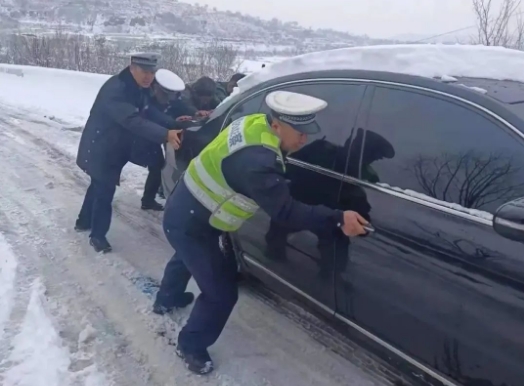 雪刺骨，“警”炙热，冬日里的温暖邂逅