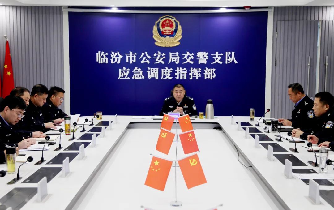 冰雪天看“雪警”！临汾公安交警雪天执勤保通畅，守护群众平安路