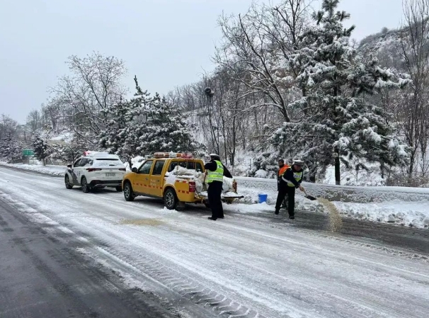 长治沁县：雪后银装素裹 “雪”警分外忙碌