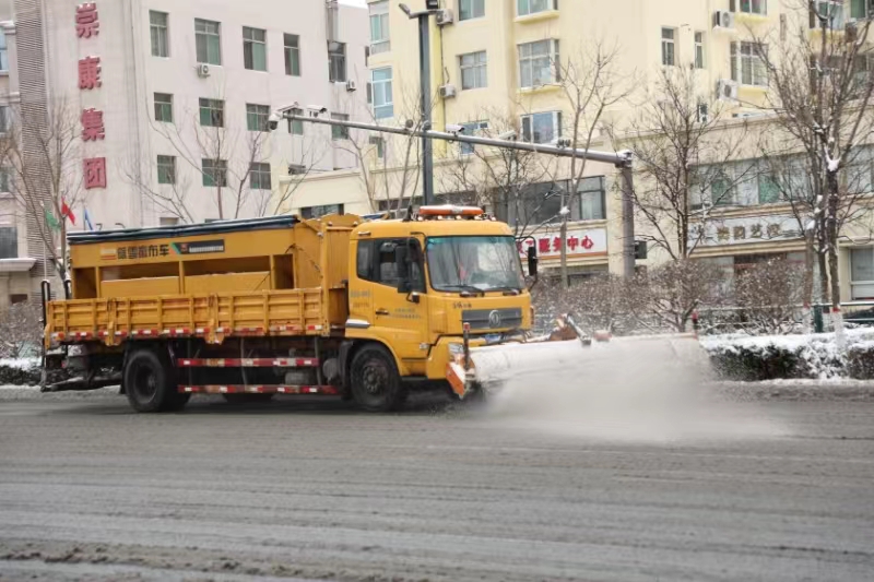 太原小店区：雪情为令齐出动  清雪除冰保畅通