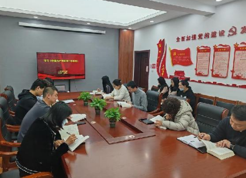 太原万柏林区工信局集中学习《中国共产党宣传工作条例》