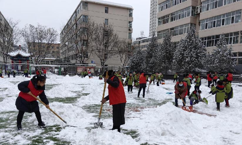 党员干部齐上阵   铲雪除冰保畅通——太原万柏林区教育局党工委组织各支部党员突击
