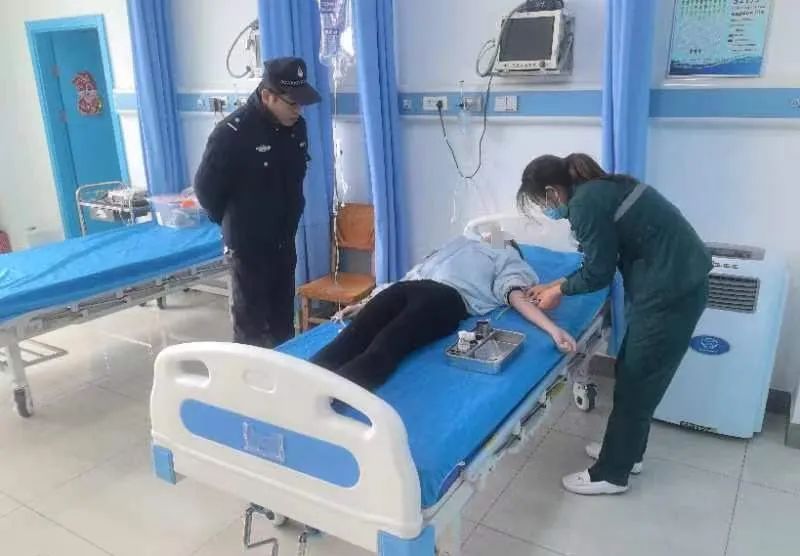 长治壶关公安：女子突然晕倒  民警紧急护送就医