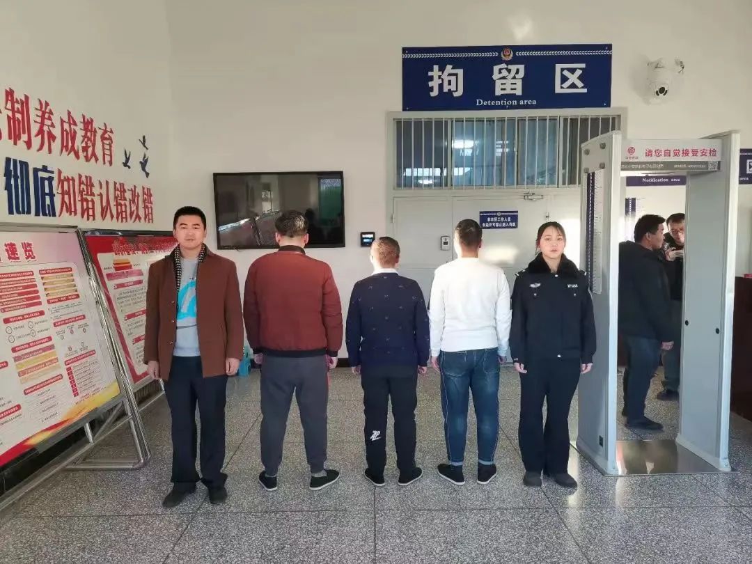 涉黄小卡片见车就贴？这三人被抓了！