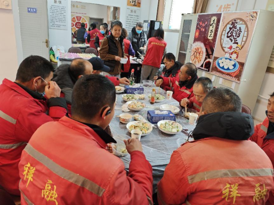 太原万柏林区兴华街道：暖蜂驿站冬意浓  爱心饺子显真情