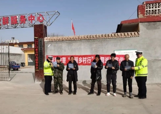 临汾公安交警走进辖区农村开展冬季交通安全宣传活动，共话安全“不降温”