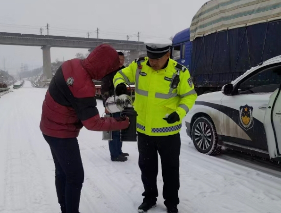 风雪中的守护人 雪天看“雪警”，临汾公安交警雪天执勤保畅通