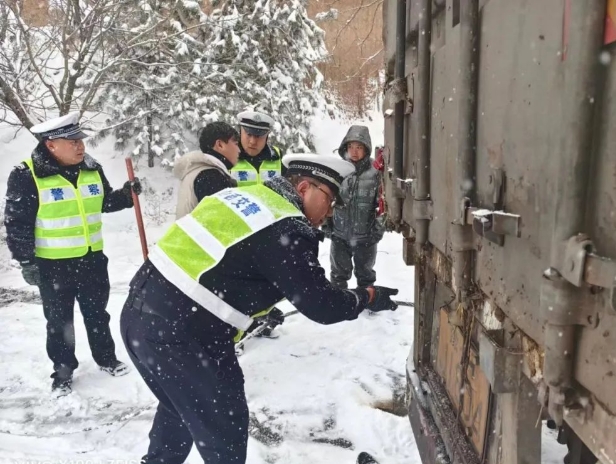 长治沁县：雪天货车侧滑陷困境  交警及时救援解难题