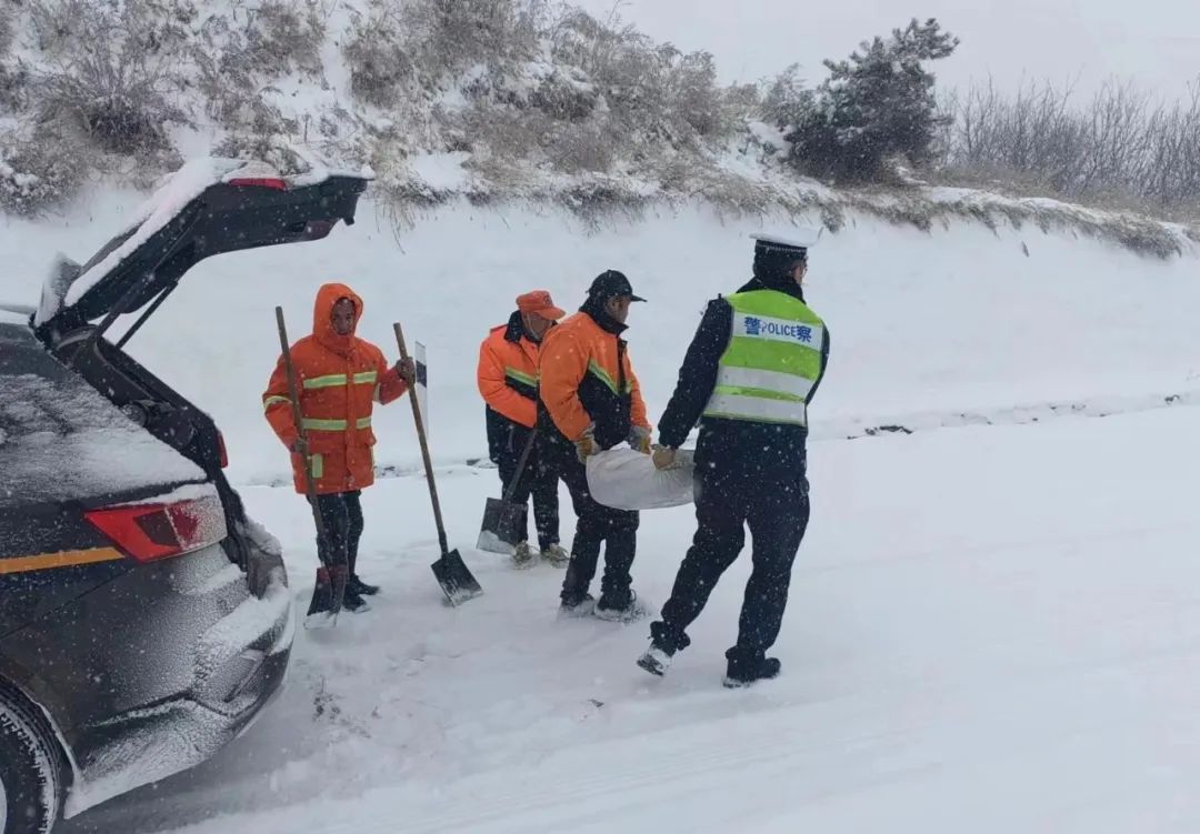 “以雪为令”保畅通！长治武乡交警在行动