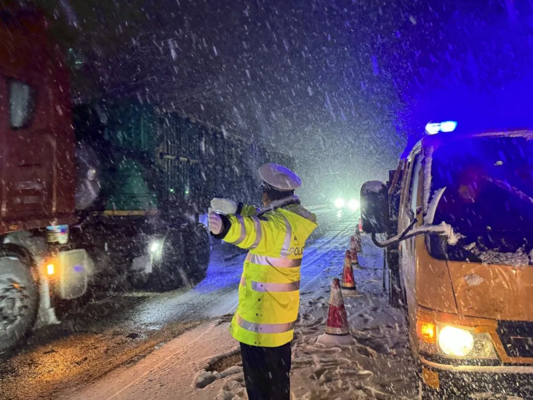 【聚焦一线】暴雪来袭，山西公安全力守护群众平安出行
