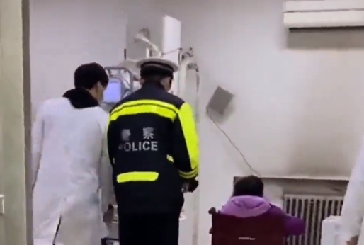 老人雪天出行摔伤，长治沁县交警暖心陪同就医