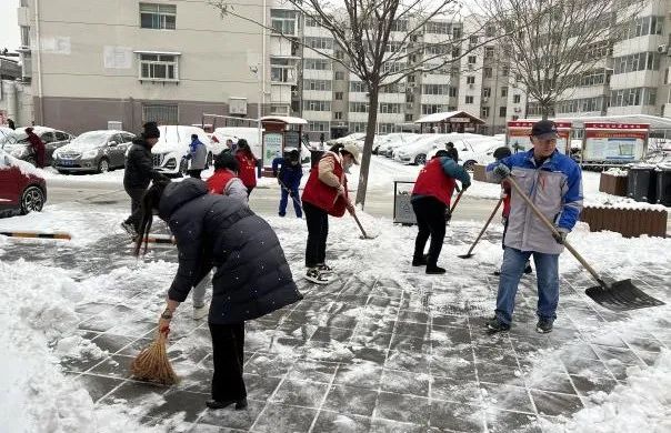 太原尖草坪区：扫出便民通行路   温暖社区居民心