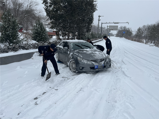 山西左权县公安：风雪守护  寒冬送暖