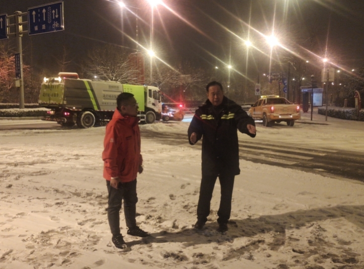 太原晋源区城管局：雪停路要净  全力保安全