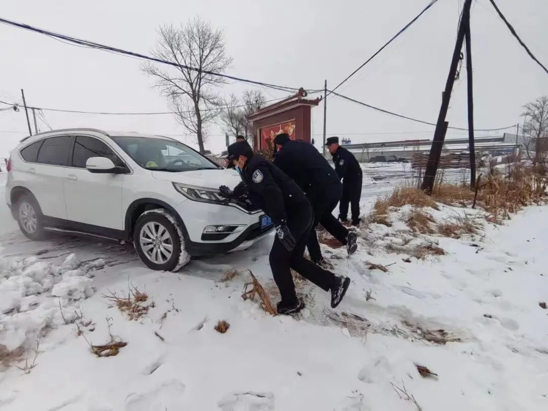 【一线聚焦】冬日里的暖阳，是风雪中的人民警察！