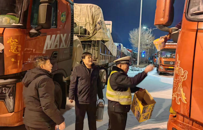 “雪警”送情   长治壶关交警为滞留车辆司机送上“暖心泡面”