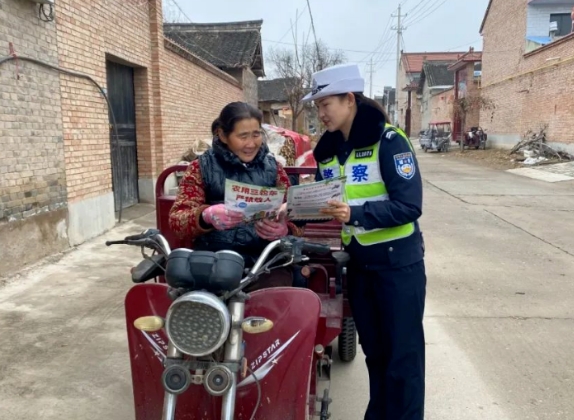 临汾公安交警走进辖区农村持续开展冬季交通安全宣传活动