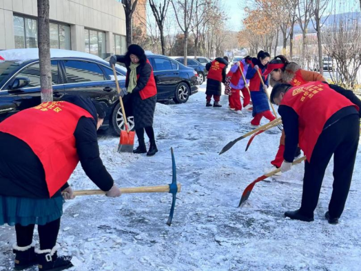 太原万柏林区南寒街道“四个全面”奏响除雪进行曲