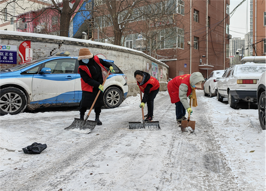 太原万柏林区康乐苑社区“三个一”全力保障雪天居民出行安全