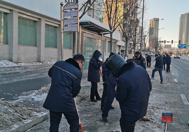 太原市城管执法队：主动清理公交站积冰  守护群众出行安全