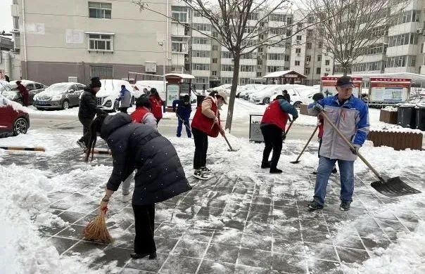 太原尖草坪区：扫出便民通行路 温暖社区居民心