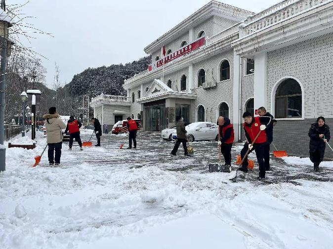 太原万柏林区杜儿坪街道：以雪为令清雪除冰  保畅通护安全