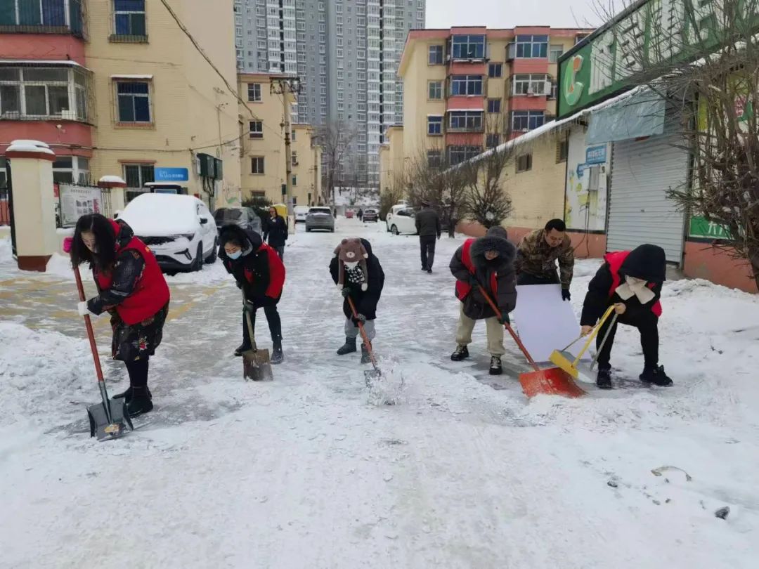 太原尖草坪区光社街道建工二社区：扫雪铲冰保畅通  凝心聚力暖寒冬