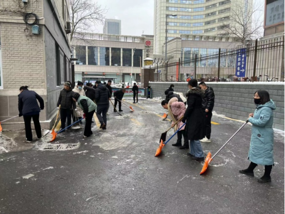 太原市政集团铲冰除雪在行动