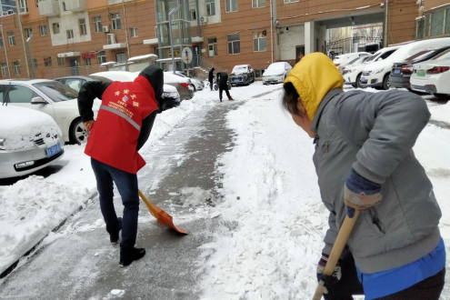 太原晋祠路社区开展“扫雪除冰志愿先行”志愿活动