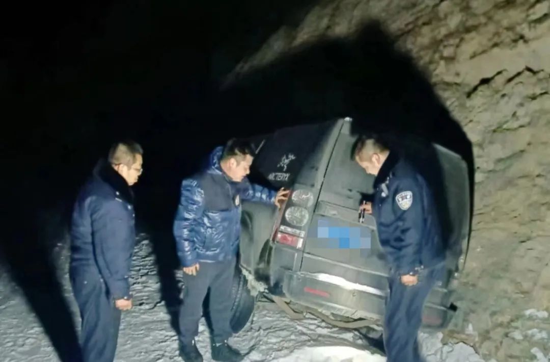 长治平顺县：游客车辆被困雪中  民警紧急救助