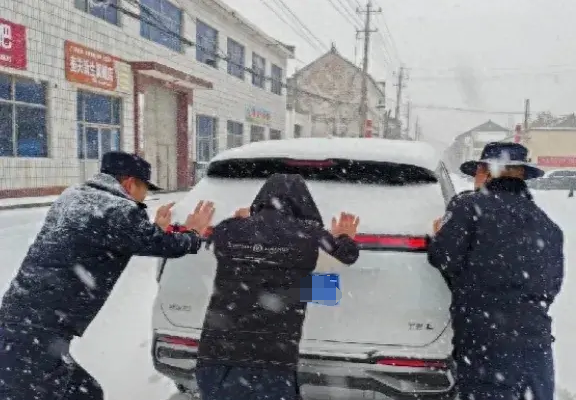 长治壶关公安：浴“雪”奋战  尽显冬日最美“警”色