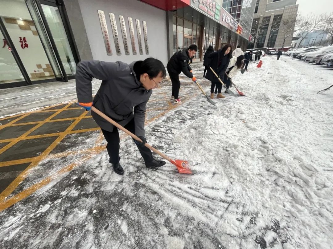 太原小店区：铲雪除冰护平安  凝心聚力传暖意