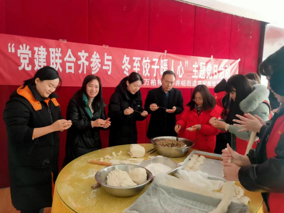 太原万柏林区小井峪街道：热腾腾的饺子“反向送餐”外卖小哥