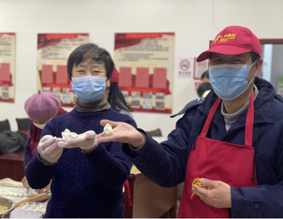 太原万柏林区红旗社区开展敬老爱老“彩色饺子宴”活动