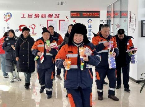 太原万柏林区南寒街道：暖心送热饮  驿站关爱行