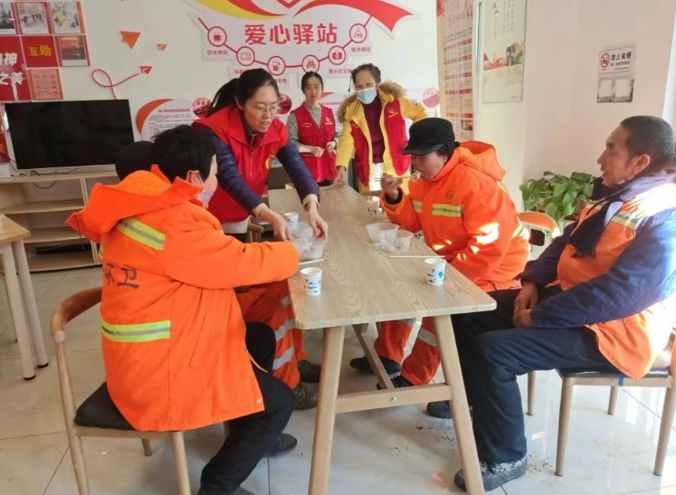 太原尖草坪区汇丰街道乾泽园社区：数九寒天冬至到  爱心驿站送温暖