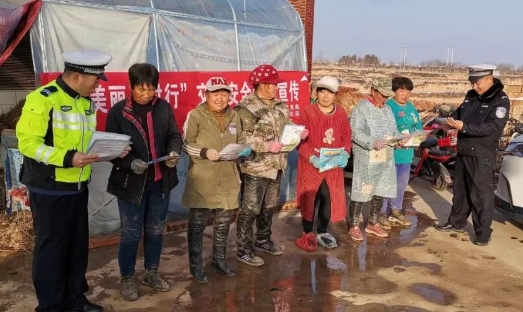 临汾古县公安交警交通安全宣传进农村，让群众把“平安”带回家