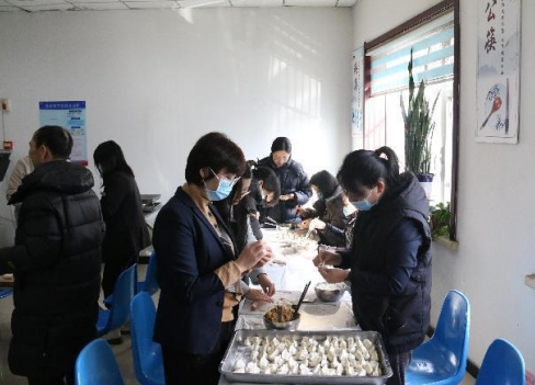 太原万柏林区行政审批服务管理局开展“温暖冬至 · 情暖职工”包饺子活动