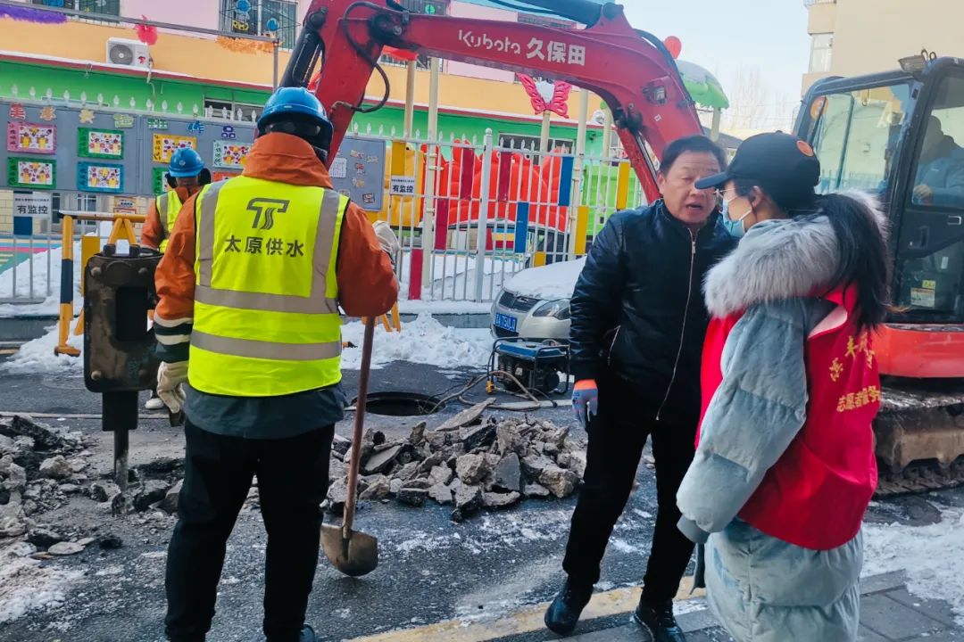 太原尖草坪区汇丰街道滨丰苑社区：合力抢修管道  保障居民供暖