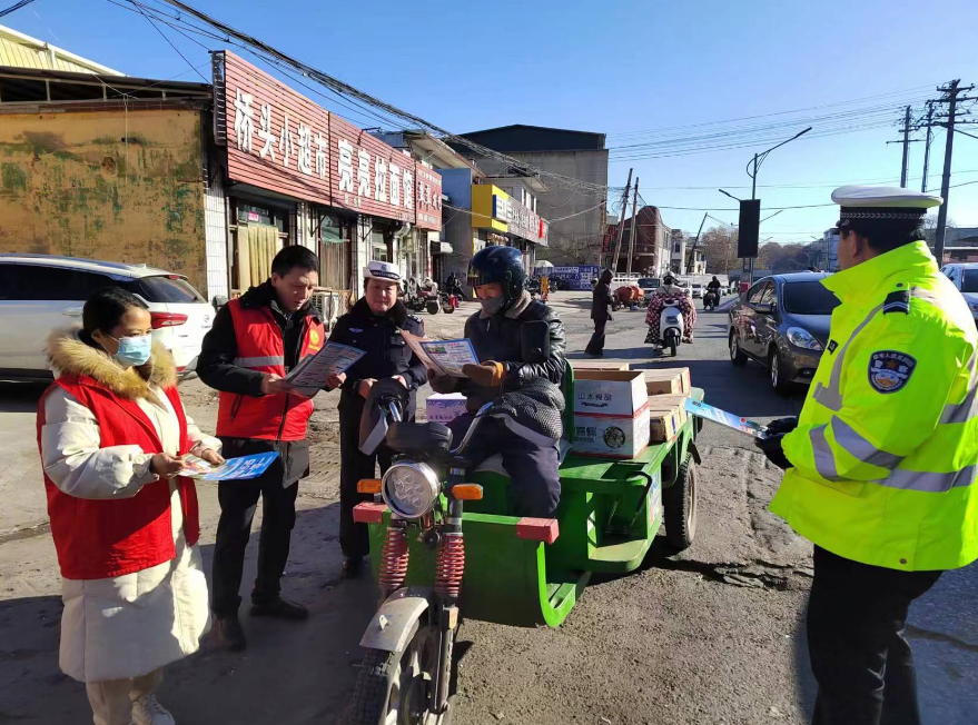 临汾公安交警直属一大队辛寺街中队走进辖区开展交通安全宣传主题活动